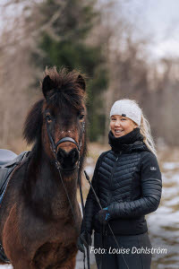 Idrottspsykologen Elise Lindman bredvid en islandshäst.