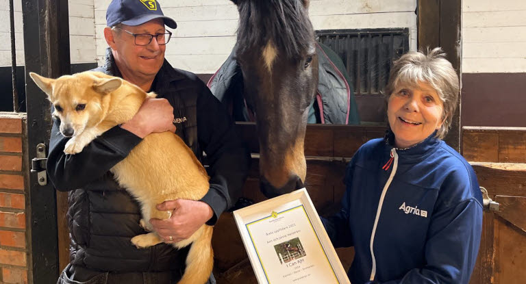 Ann Hellström med maken Janne, hunden Kellie och egna uppfödningen I Can AJH, när Ann utsågs till "Årets uppfödare" av Jönköpings läns varmblodsförening.